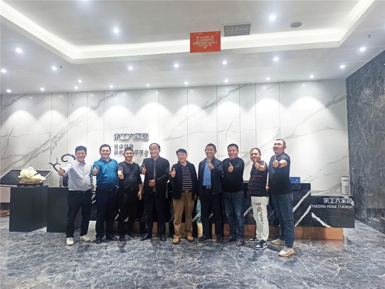 廣東星藝集團(tuán)董事長(zhǎng)兼總裁余敏，副總裁黃勇，總裁助理郝峻一行蒞臨余工大家居佛山總店指導(dǎo)工作！