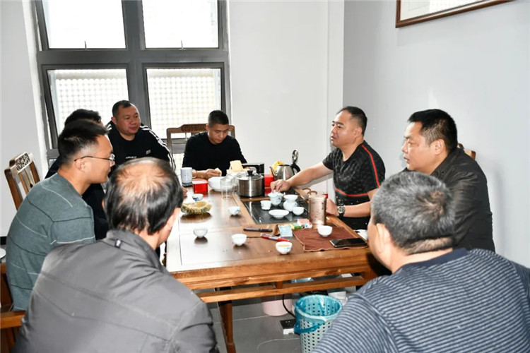 中國(guó)裝飾之鄉(xiāng)武寧縣橫路鄉(xiāng)熊鄉(xiāng)長(zhǎng)，武裝部徐部長(zhǎng)及領(lǐng)導(dǎo)一行蒞臨余工大家居考察及指導(dǎo)工作！